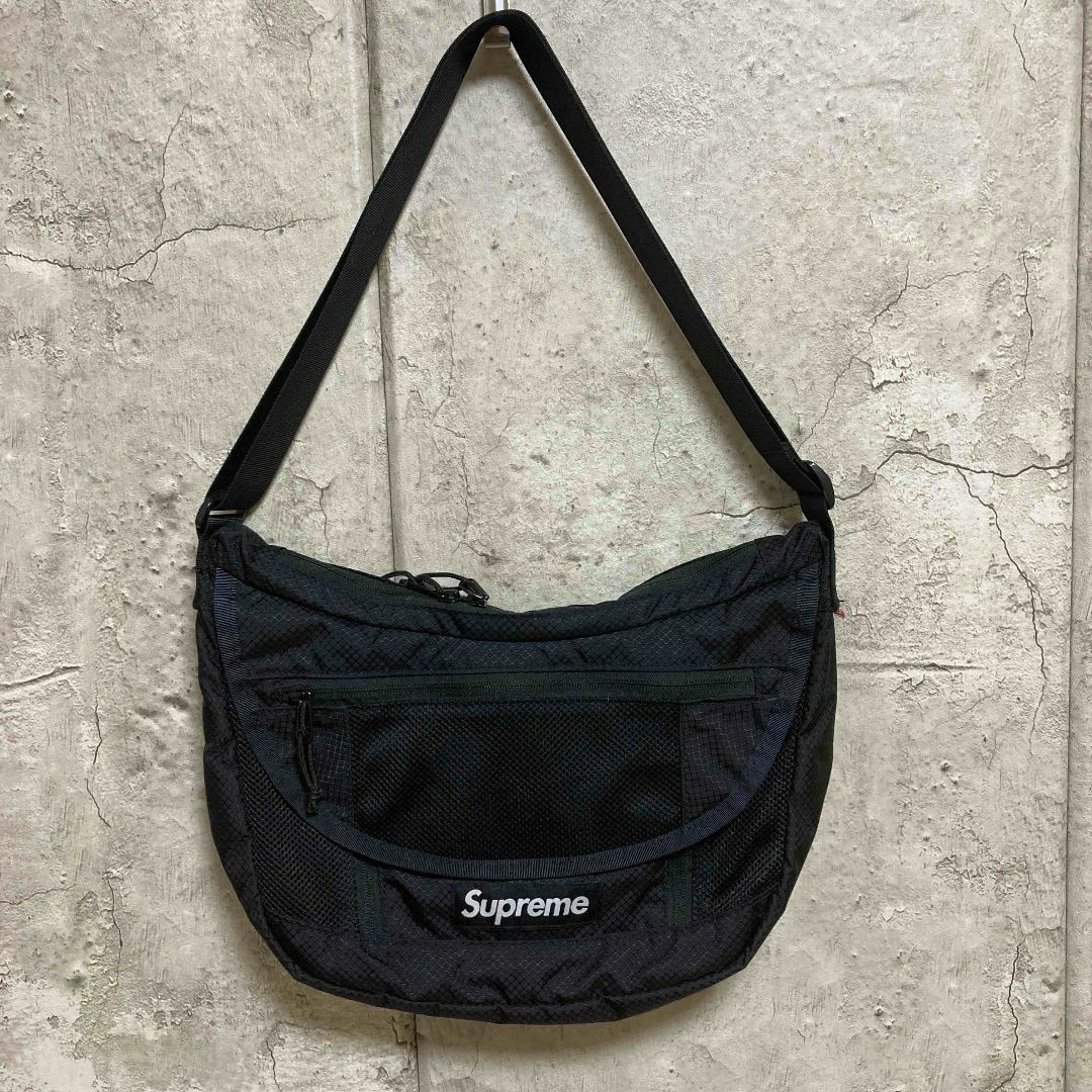 Supreme(シュプリーム)の22SS　Supreme Small Messenger Bag 【Black】 メンズのバッグ(メッセンジャーバッグ)の商品写真