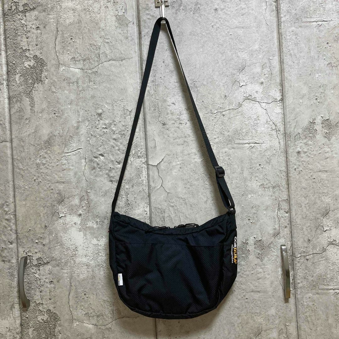 Supreme(シュプリーム)の22SS　Supreme Small Messenger Bag 【Black】 メンズのバッグ(メッセンジャーバッグ)の商品写真