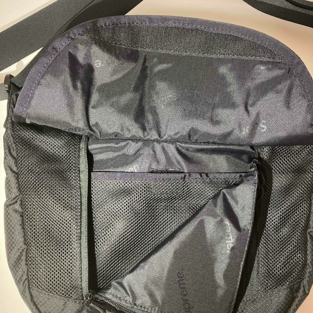 Supreme(シュプリーム)の22SS　Supreme Small Messenger Bag 【Black】 メンズのバッグ(メッセンジャーバッグ)の商品写真