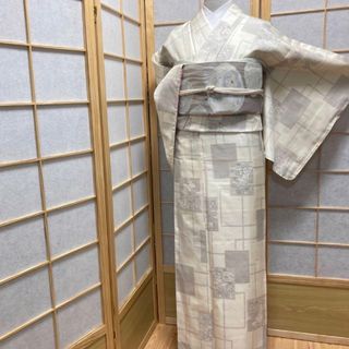 ［8671］白大島紬 美品 しつけ付 9マルキ 120亀甲 草花 正絹 着物 袷(着物)