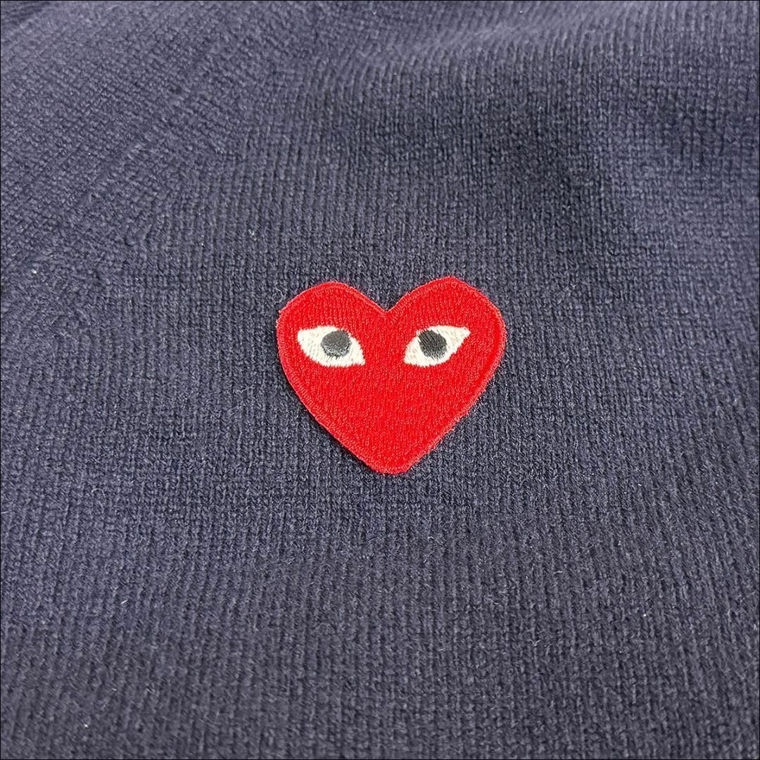 COMME des GARCONS(コムデギャルソン)のJ3104未使用 プレイコムデギャルソン レッドハート カーディガン 紺 XXL メンズのトップス(カーディガン)の商品写真