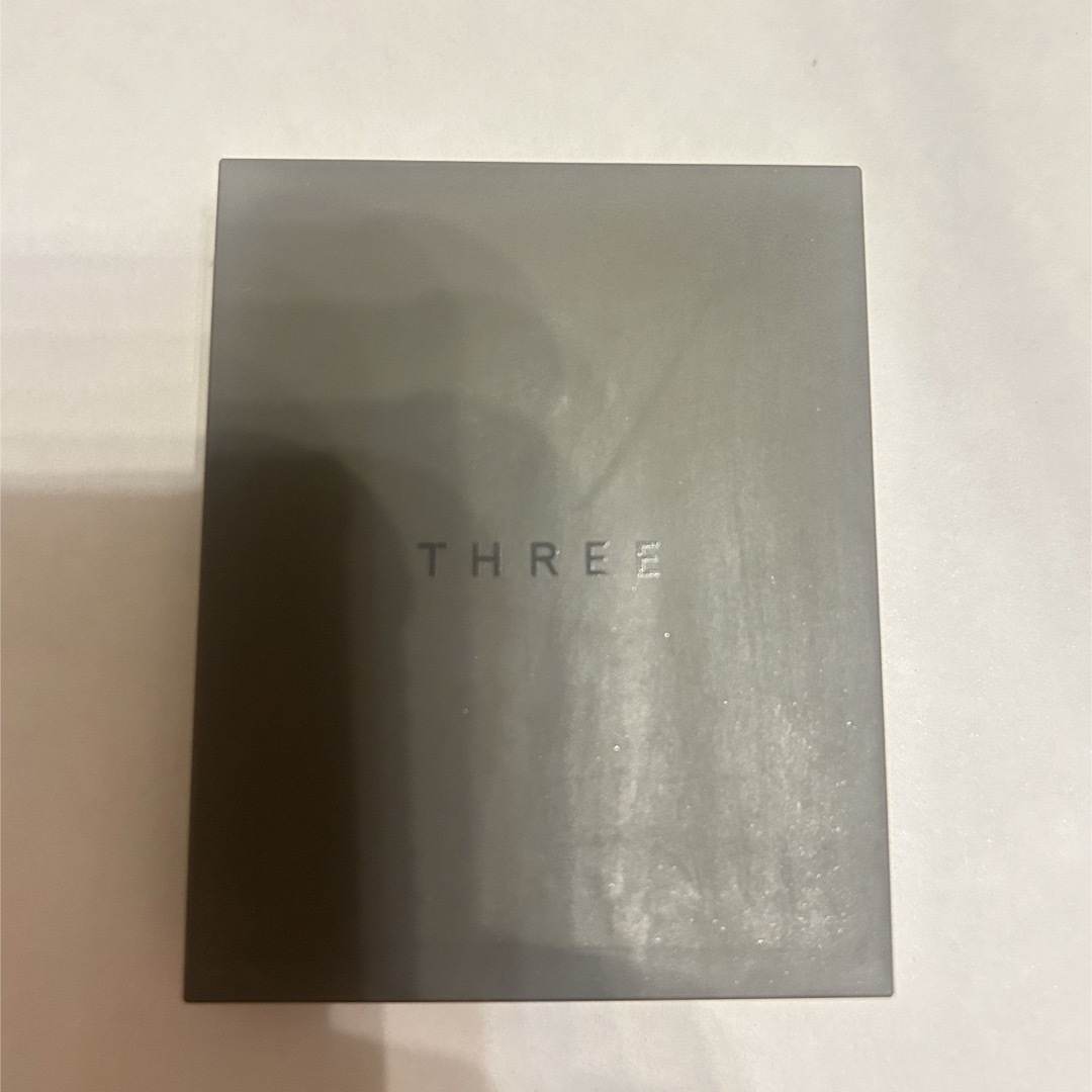 THREE(スリー)の値下げ中⭐︎THREE シマリンググローデュオ　01 コスメ/美容のベースメイク/化粧品(パウダーアイブロウ)の商品写真