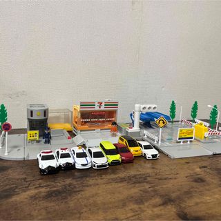 タカラトミー(Takara Tomy)のトミカタウン　セット　立体パーキングタイムズ　警察署　トミカ8台付き(電車のおもちゃ/車)