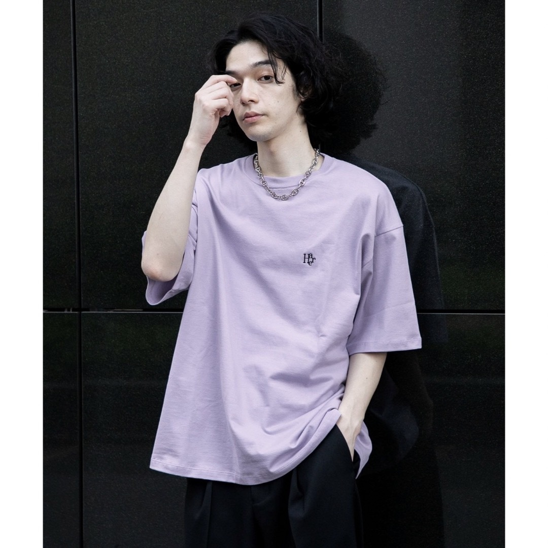 HARE(ハレ)のHAREモノグラムカットソー(HARE) 古着　韓国　ワンポイント　刺繍　紫 メンズのトップス(Tシャツ/カットソー(半袖/袖なし))の商品写真