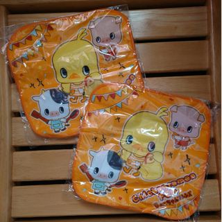 ニッシンショクヒン(日清食品)のひよこちゃんフレンズタオルハンカチ2枚　①(キャラクターグッズ)