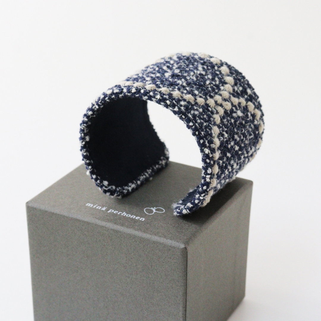 極美品 2023AW 今季 ミナペルホネン mina perhonen tambourine 刺繍 bangle/ネイビー バングル ワイド【2400013676823】レディース