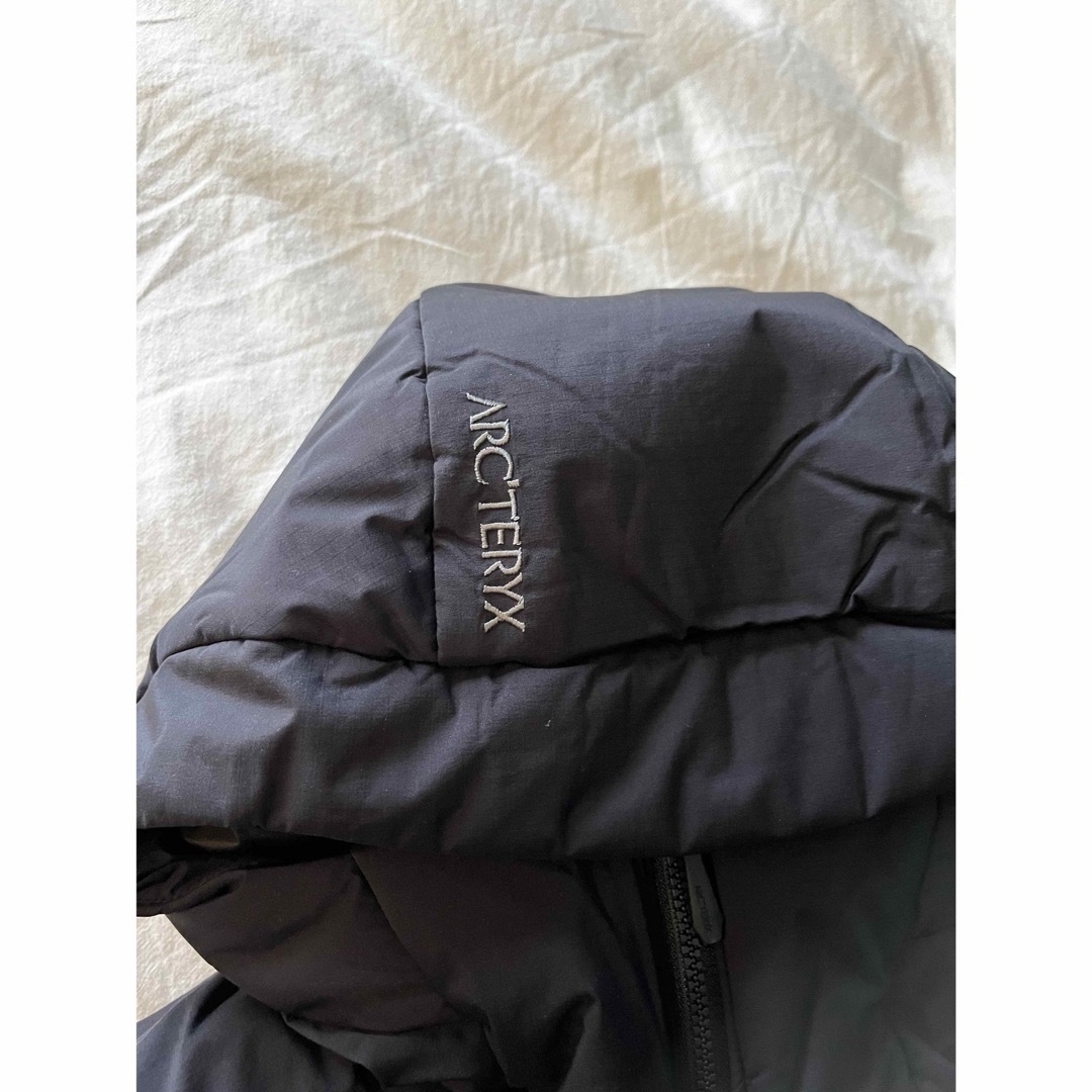 ARC'TERYX(アークテリクス)のARC’TERYX　アトムヘビーウェイトフーディ　BLACK Mサイズ メンズのジャケット/アウター(ダウンジャケット)の商品写真