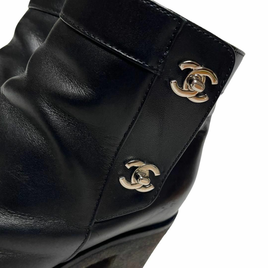 CHANEL(シャネル)の【良品】シャネル　ココマーク　ターンロック　ブーツ　黒　ブラック　レザー レディースの靴/シューズ(ブーツ)の商品写真