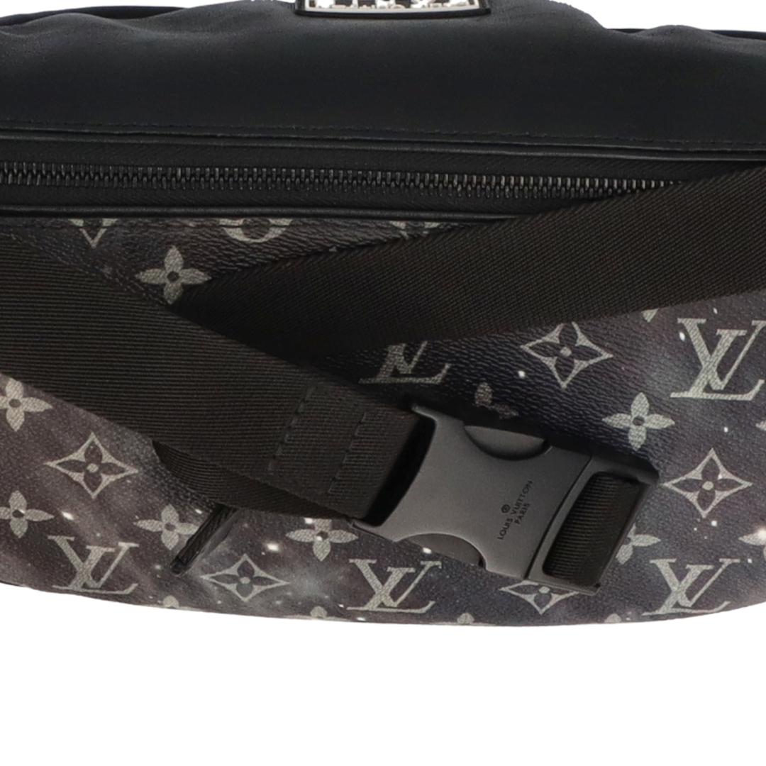 LOUIS VUITTON(ルイヴィトン)のルイ・ヴィトン ディスカバリーバムバッグ  M44444 モノグラムギャラクシー メンズボディバッグ
 ブラック 廃盤品【中古】 メンズのバッグ(ボディーバッグ)の商品写真