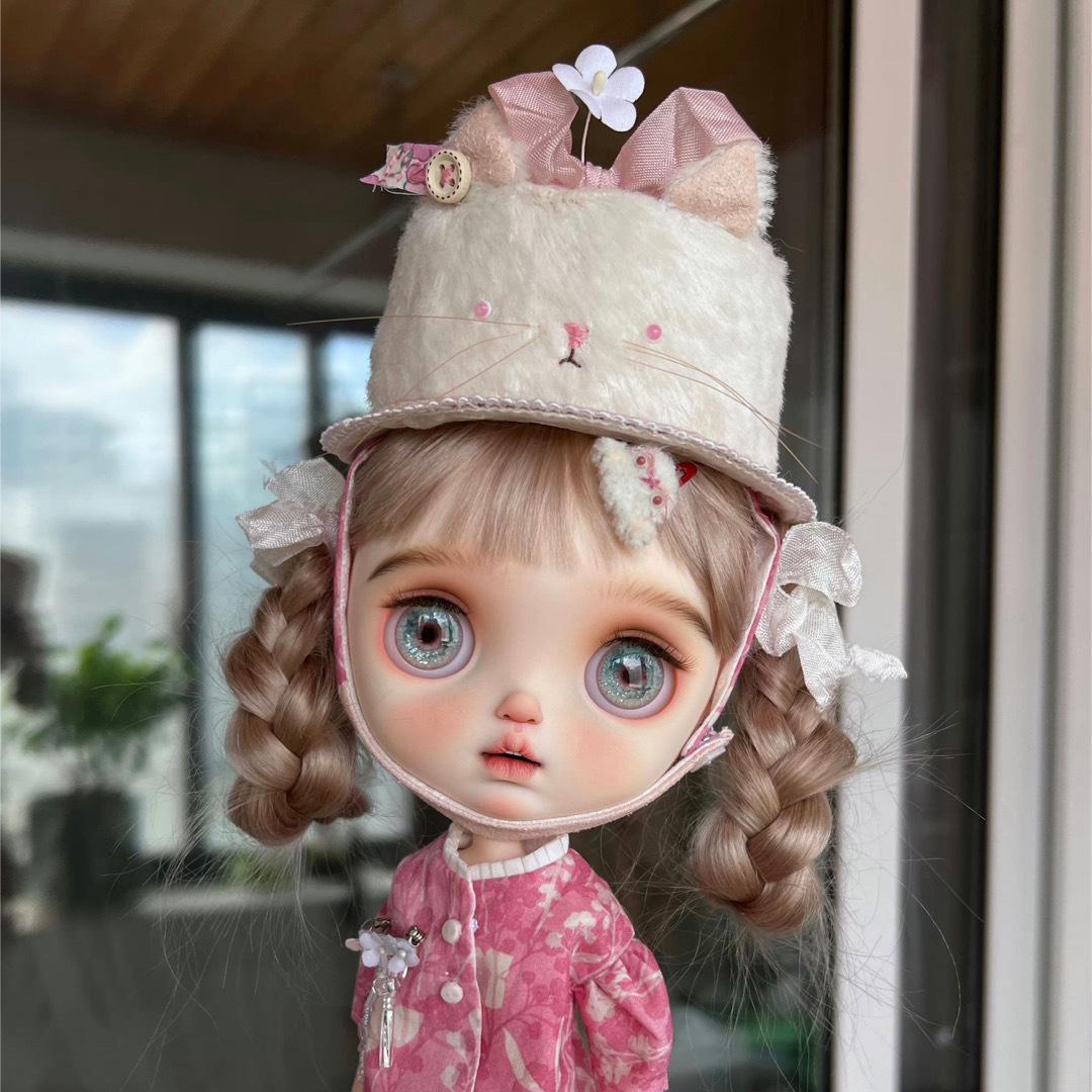 人形ブライス お洋服 アウトフィット 海外作家製 帽子 ヘルメット いちごミルク仔猫