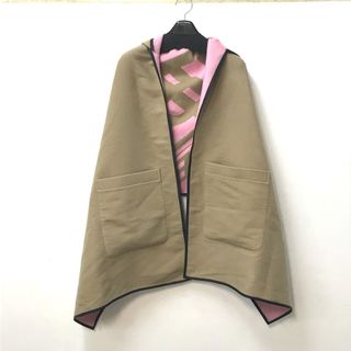 バーバリー(BURBERRY)のバーバリー BURBERRY ロゴグラフィック ケープ 8022773 バイカラー フード有り アウター 上着 アパレル コート ポンチョ ウール ベージュ(ポンチョ)