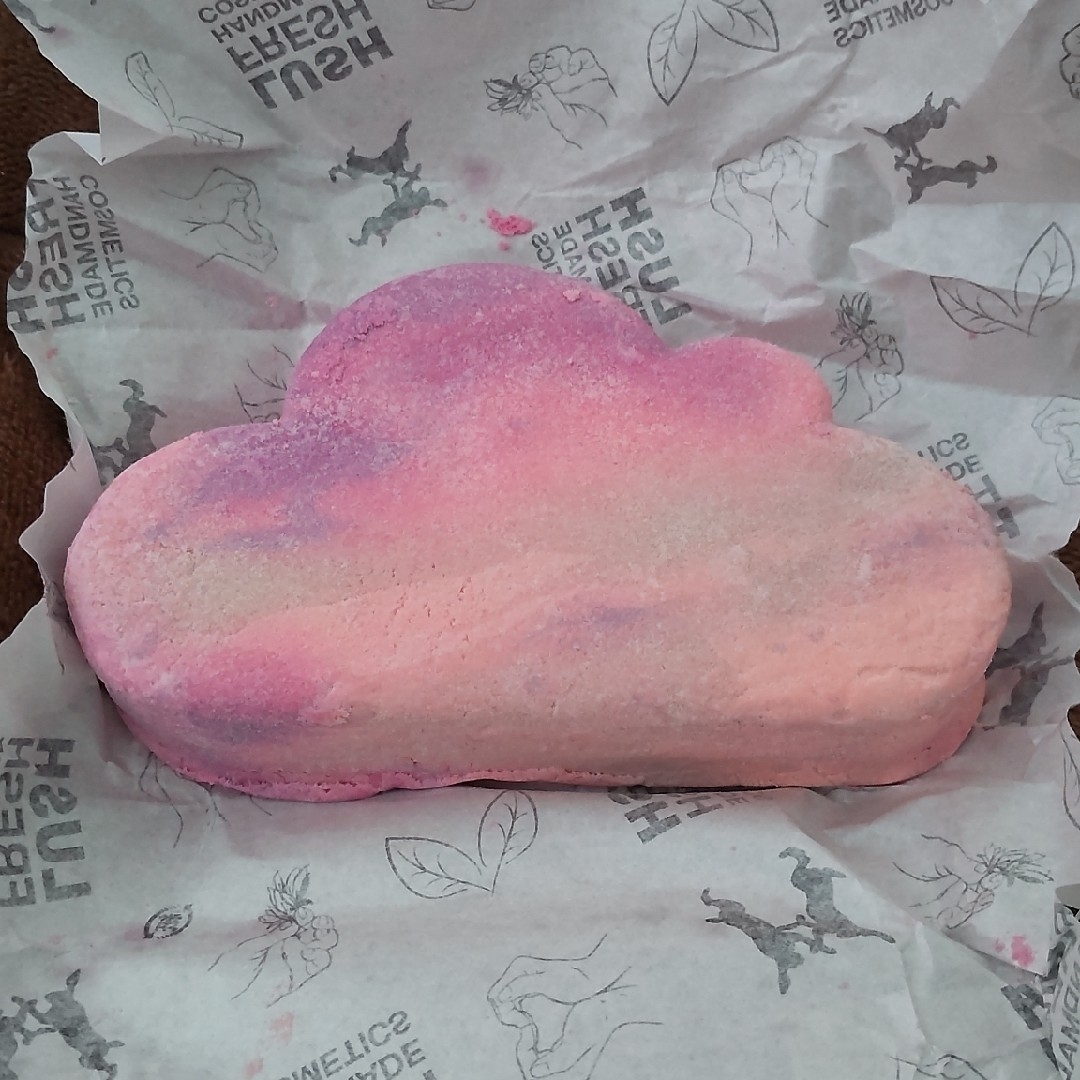 LUSH(ラッシュ)のLUSH スリーピーバブルバー 200g コスメ/美容のボディケア(入浴剤/バスソルト)の商品写真