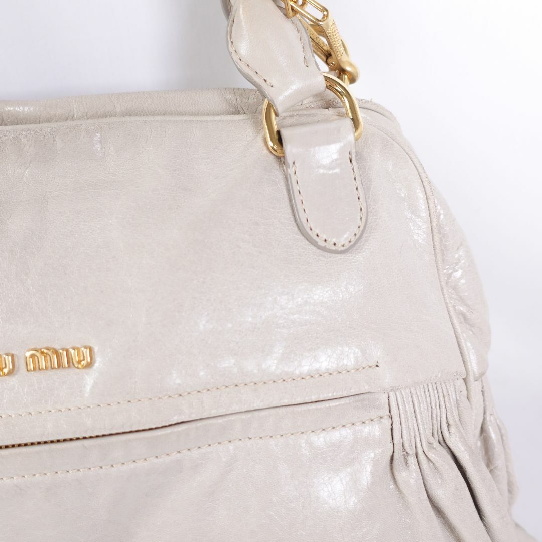 miumiu(ミュウミュウ)のMiuMiu　バッグ　ミュウミュウ　ベージュ　 レディースのバッグ(ショルダーバッグ)の商品写真
