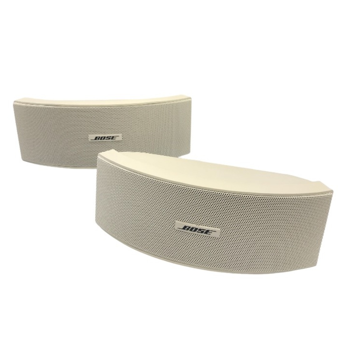 BOSE(ボーズ)のBOSE 151 SE ペアスピーカー 壁掛けブラケット付き environmental speakers ホワイト 中古 Y1 スマホ/家電/カメラのオーディオ機器(スピーカー)の商品写真