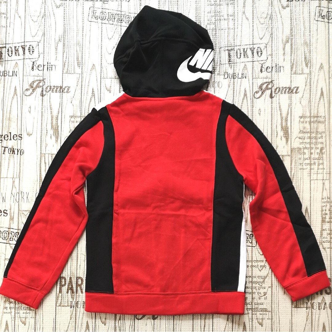 新品　150　NIKE　ナイキ　パーカー　裏起毛　レッド×ブラック　ジュニア キッズ/ベビー/マタニティのキッズ服男の子用(90cm~)(ジャケット/上着)の商品写真