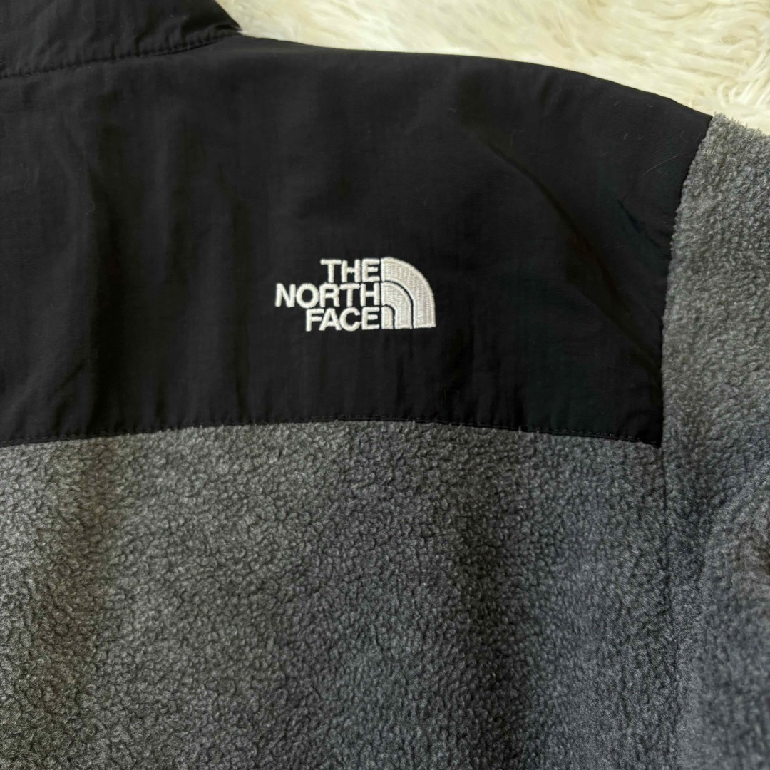 THE NORTH FACE(ザノースフェイス)のUSA規格ノースフェイスデナリジャケット刺繍ロゴボアフリース古着アウターグレー レディースのジャケット/アウター(ブルゾン)の商品写真