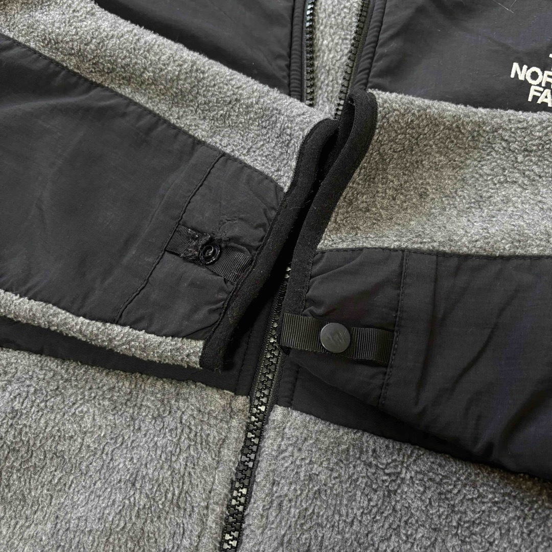 THE NORTH FACE(ザノースフェイス)のUSA規格ノースフェイスデナリジャケット刺繍ロゴボアフリース古着アウターグレー レディースのジャケット/アウター(ブルゾン)の商品写真