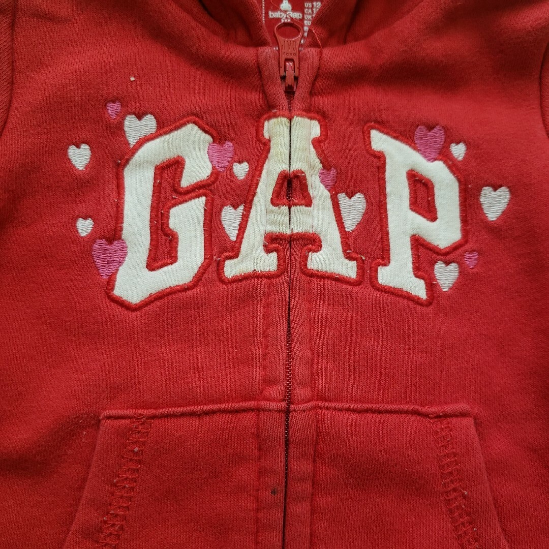 babyGAP(ベビーギャップ)のbaby GAP 赤パーカー 裏起毛 80 キッズ/ベビー/マタニティのベビー服(~85cm)(トレーナー)の商品写真