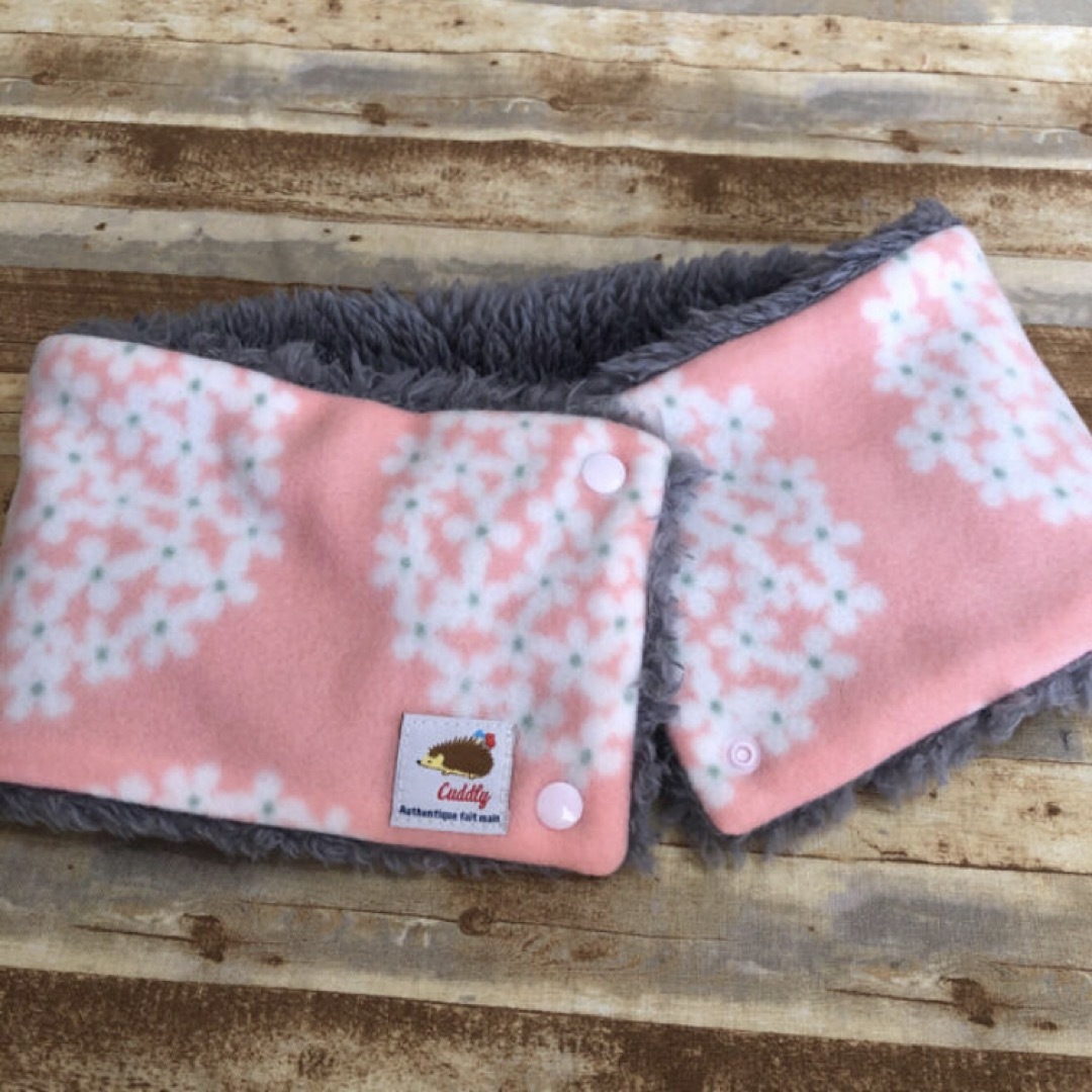 ネックウォーマー ピンク花×グレーファー ハンドメイドのファッション小物(マフラー/ストール)の商品写真