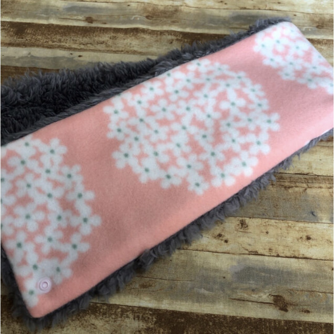 ネックウォーマー ピンク花×グレーファー ハンドメイドのファッション小物(マフラー/ストール)の商品写真