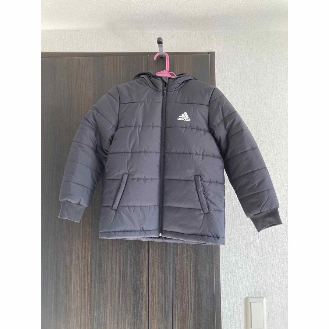 adidas(アディダス)のadidas 中綿ジャケット　130 アディダス　タグなし キッズ/ベビー/マタニティのキッズ服男の子用(90cm~)(ジャケット/上着)の商品写真