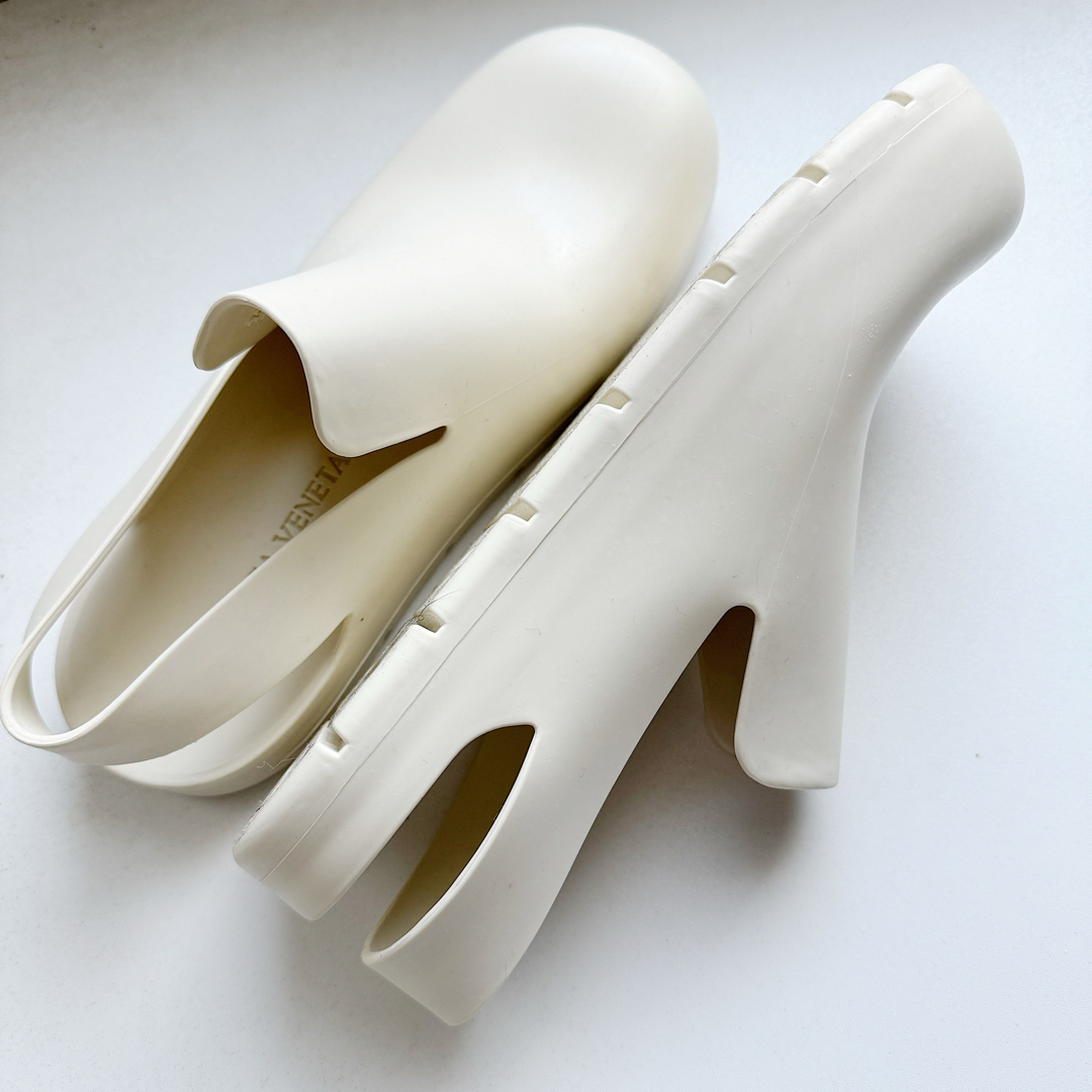 Bottega Veneta(ボッテガヴェネタ)のBOTTEGA VENETA  ザ・パドル ラバー サンダル サボ レディースの靴/シューズ(サンダル)の商品写真