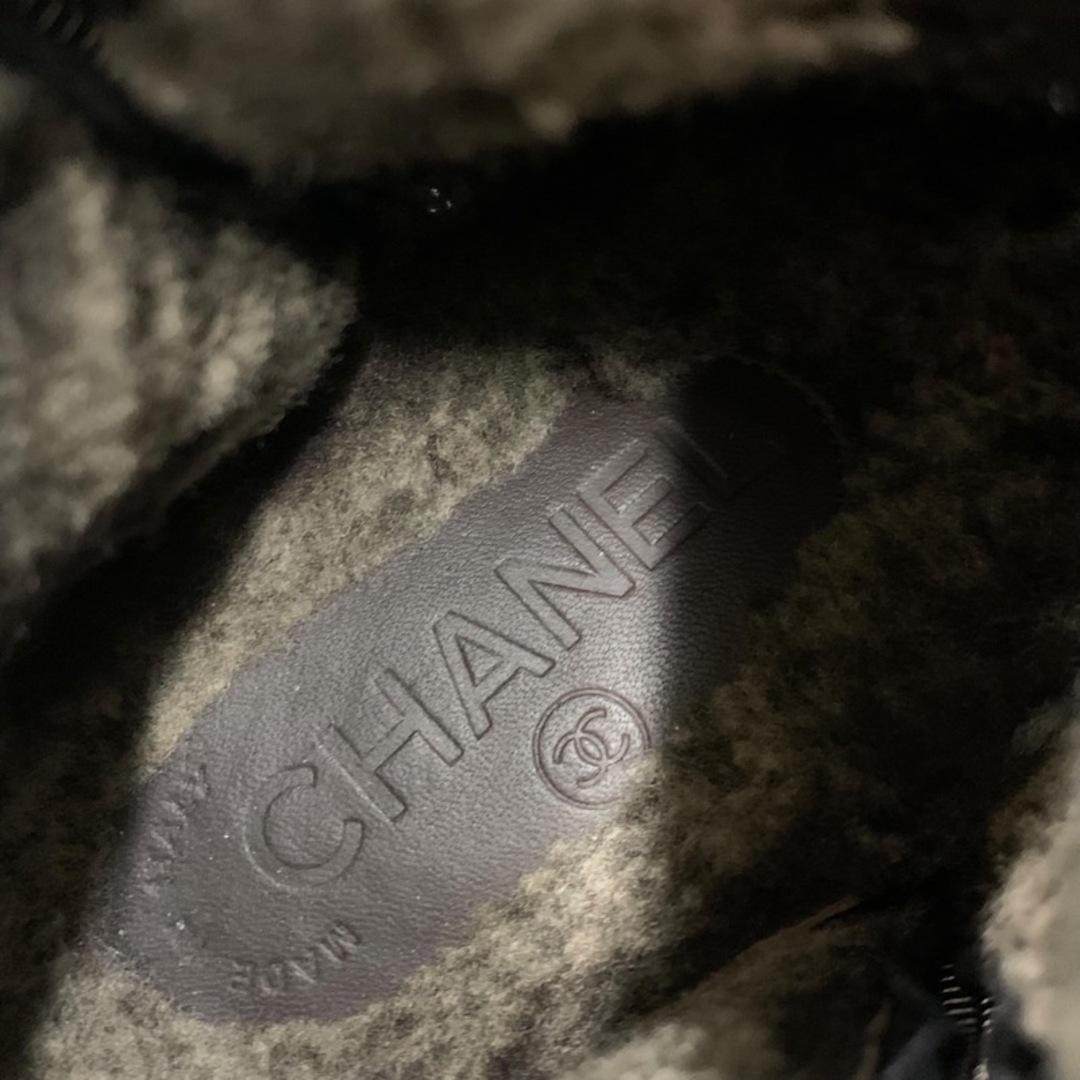 CHANEL(シャネル)のシャネル CHANEL ブーツ ショートブーツ ムートンブーツ 靴 シューズ マトラッセ ココマーク スエード ブラック 黒 レディースの靴/シューズ(ブーツ)の商品写真