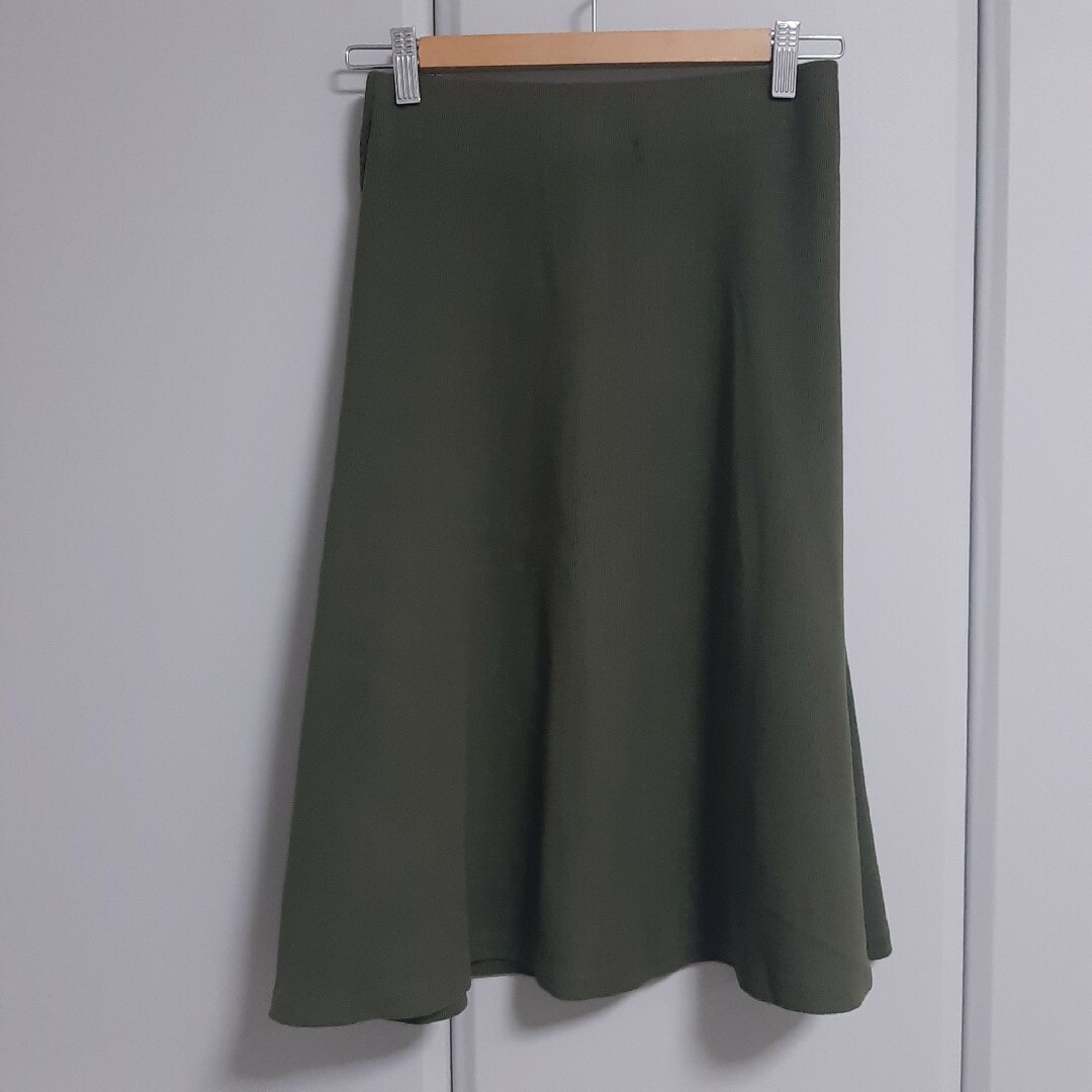 ZARA(ザラ)のZARA ミモレ丈 カーキスカート レディースのスカート(ひざ丈スカート)の商品写真