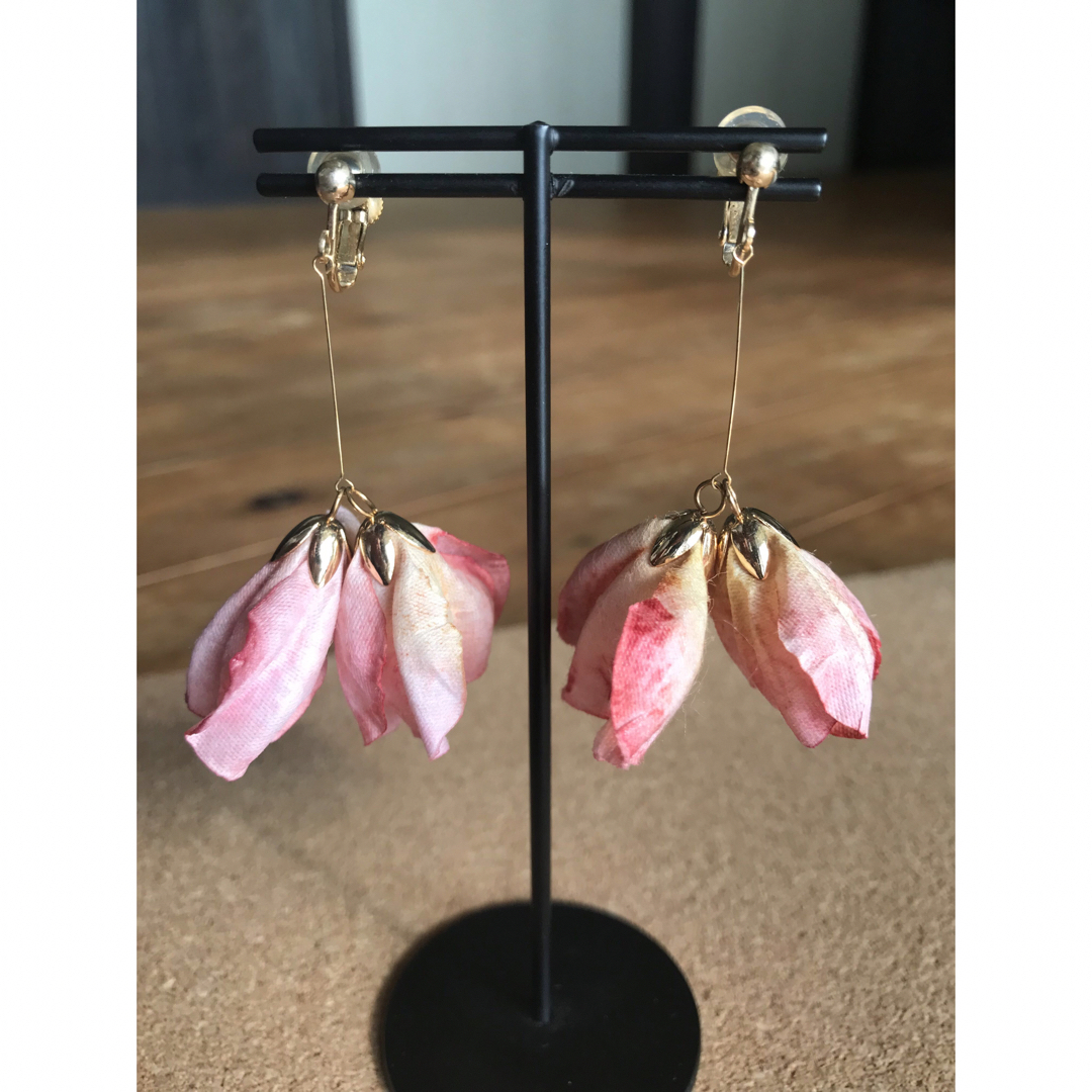 イヤリング 花 ピンク ハンドメイドのアクセサリー(イヤリング)の商品写真