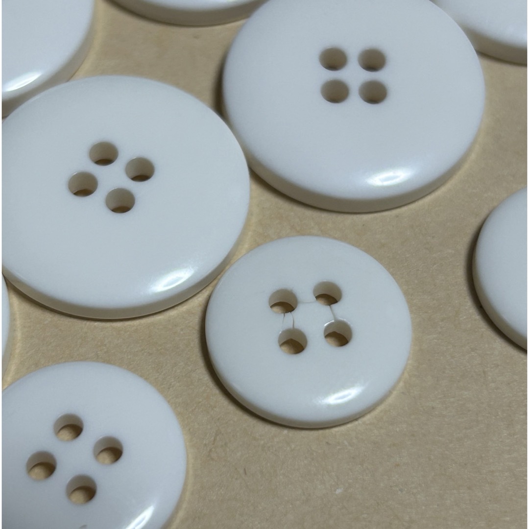 YUKI TORII INTERNATIONAL(ユキトリイインターナショナル)のTORII YUKI  ボタン オフホワイト １１個 ハンドメイドの素材/材料(各種パーツ)の商品写真