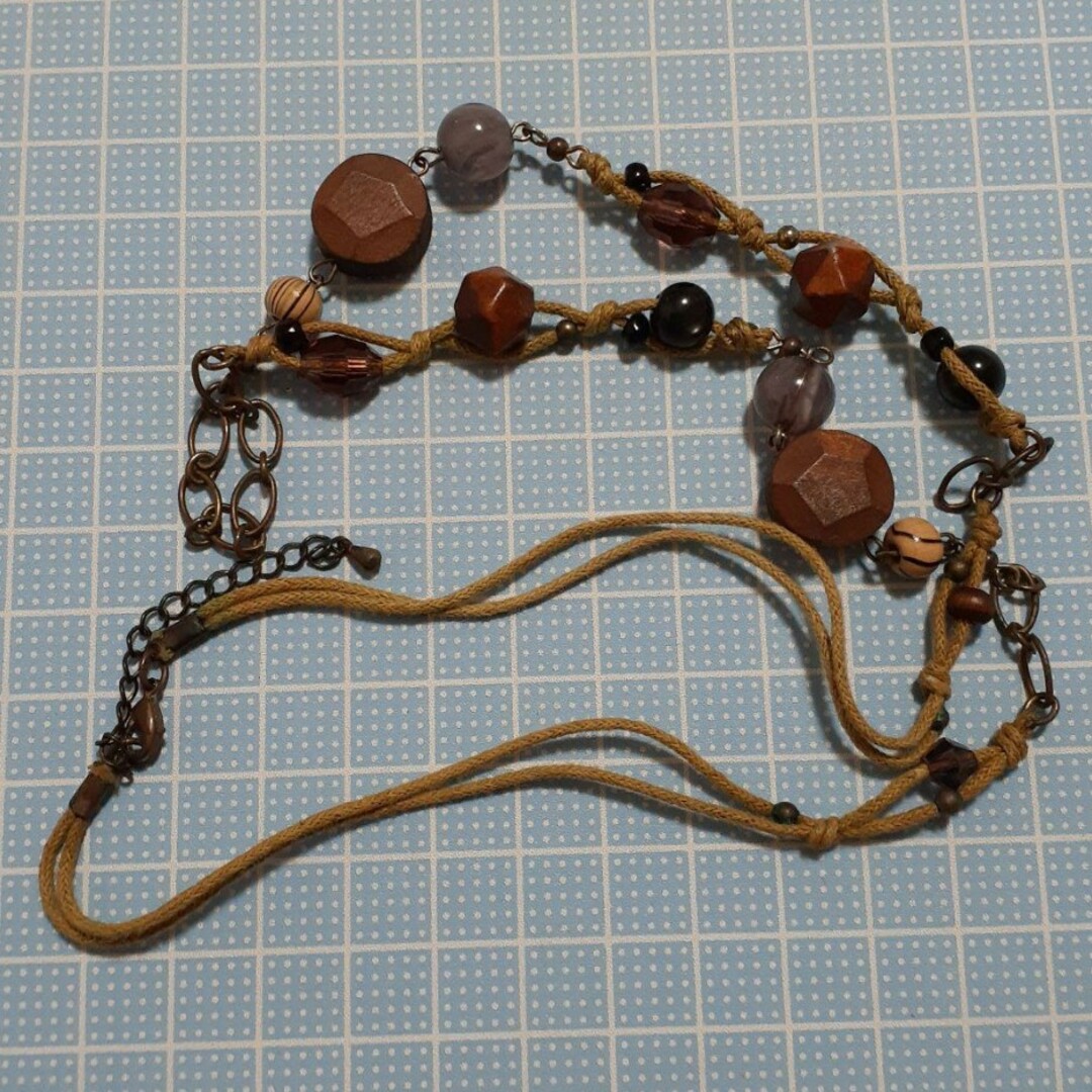 中古品　紐と金属チェーンの　可愛い木製　ウッドビーズ等が付いたネックレス レディースのアクセサリー(ネックレス)の商品写真