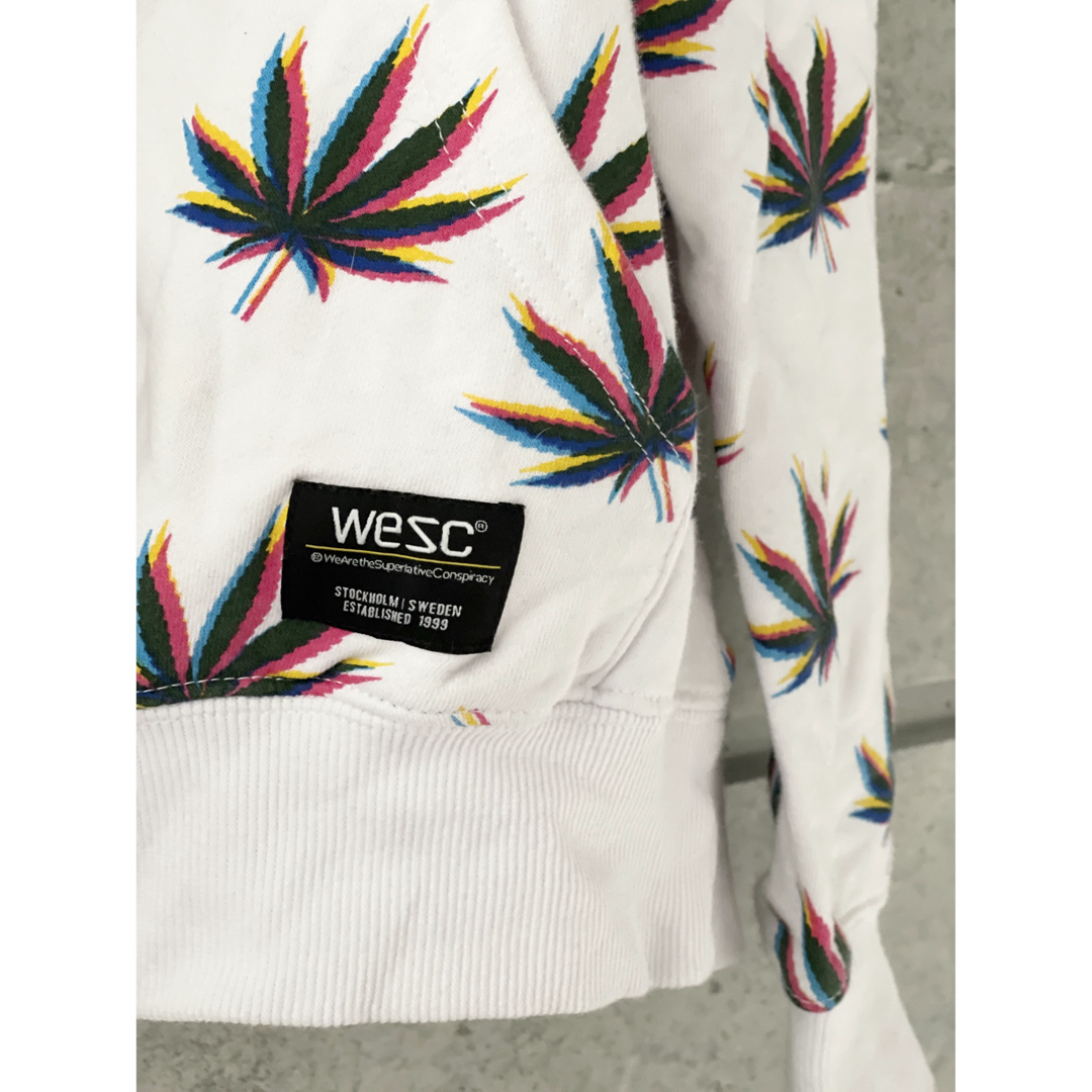 WeSC(ウィーエスシー)のWESC マリファナ柄フーディ　ユニセックス レディースのトップス(パーカー)の商品写真