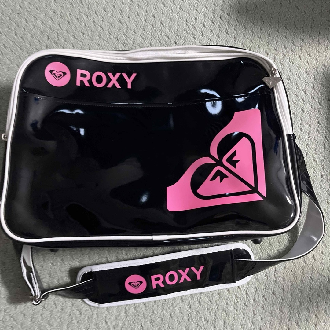 Roxy(ロキシー)のロキシー ROXY　エナメルスポーツバッグ エナメルバッグ 黒 ピンク スポーツ/アウトドアのアウトドア(その他)の商品写真