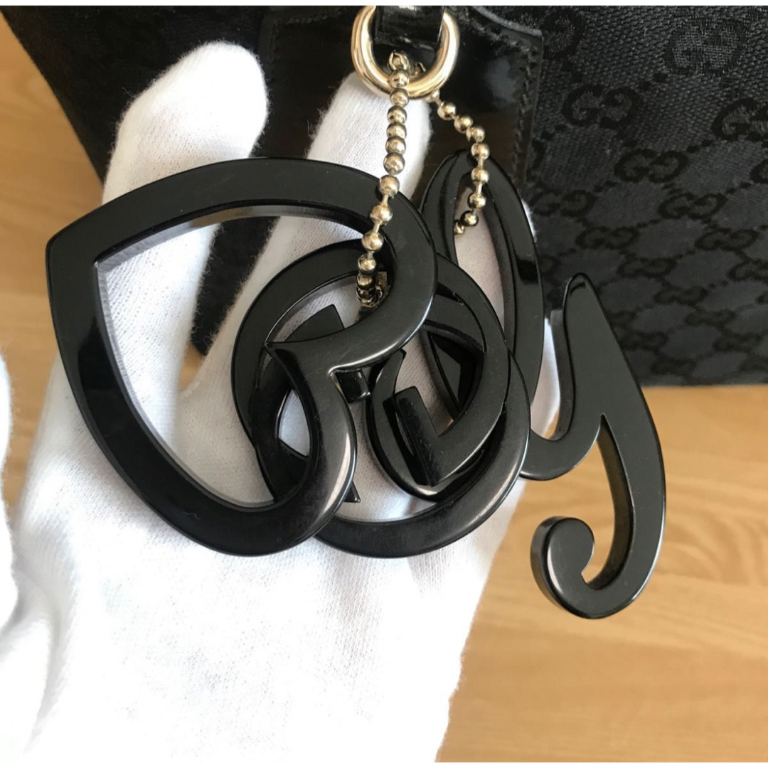 極美品 GUCCI グッチ GGキャンバストートバッグ チャーム付 黒 極美品 GUCCI グッチ GGキャンバストートバッグ チャーム付 黒