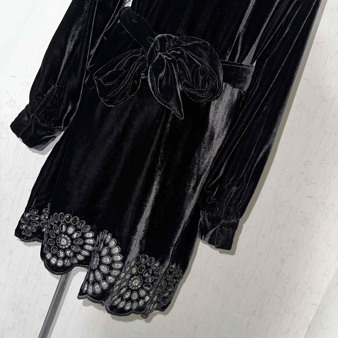 ZARA(ザラ)のZARA ベロア　ボタン　長袖ワンピース　黒　スタンドカラー　シンプル レディースのワンピース(ひざ丈ワンピース)の商品写真