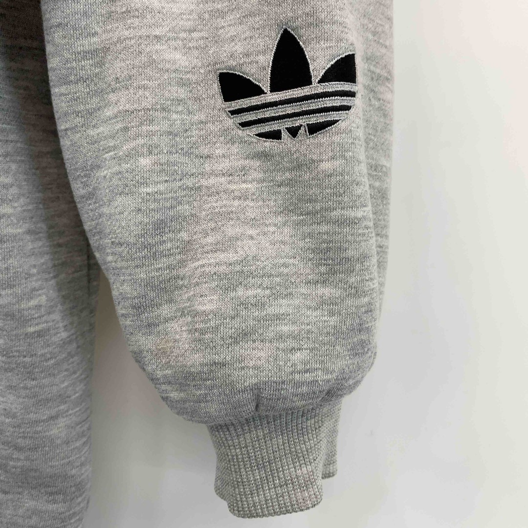 adidas(アディダス)のadidas メンズ アディダス 　パーカー  ジャケット　裏キルティング　グレー無地　ロゴ刺繡 メンズのジャケット/アウター(ブルゾン)の商品写真