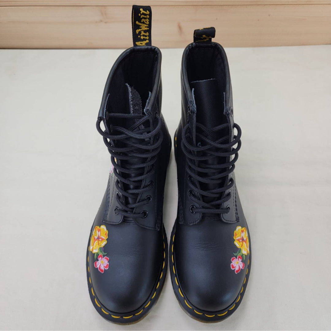 Dr.Martens(ドクターマーチン)のドクターマーチン ８ホール ブーツ ブラック/花柄 刺繍 UK6 25cm レディースの靴/シューズ(ブーツ)の商品写真