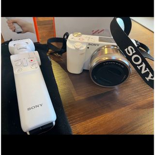 ソニー(SONY)のVLOGCAM ZV-E10L パワーズームレンズキット　人気のホワイト新品同様(ミラーレス一眼)