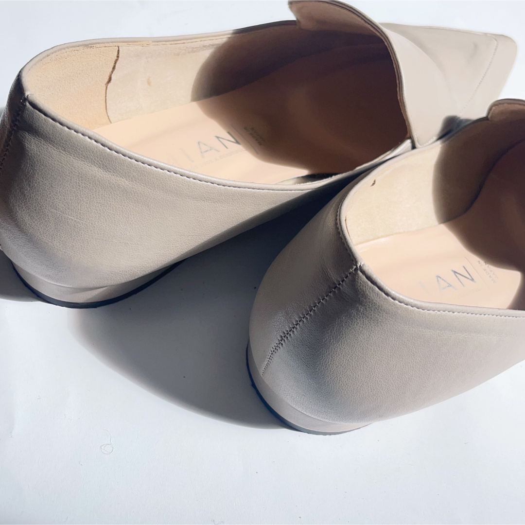 MAMIAN(マミアン)のMAMIAN 甲深 ポインテッドトゥ フラットシューズ グレージュ レディースの靴/シューズ(ローファー/革靴)の商品写真