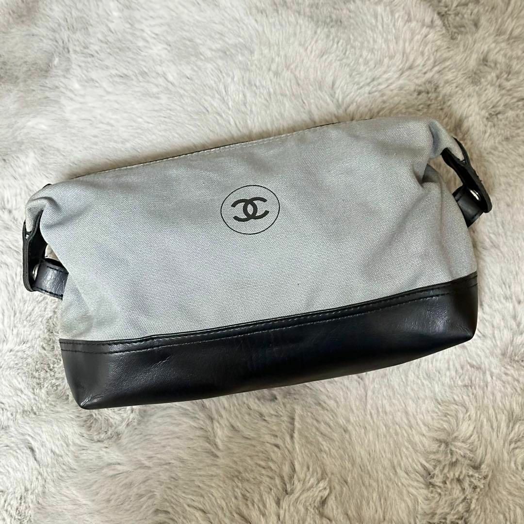 CHANEL(シャネル)のシャネルCHANEL キャンバスポーチ グレー レディースのファッション小物(ポーチ)の商品写真