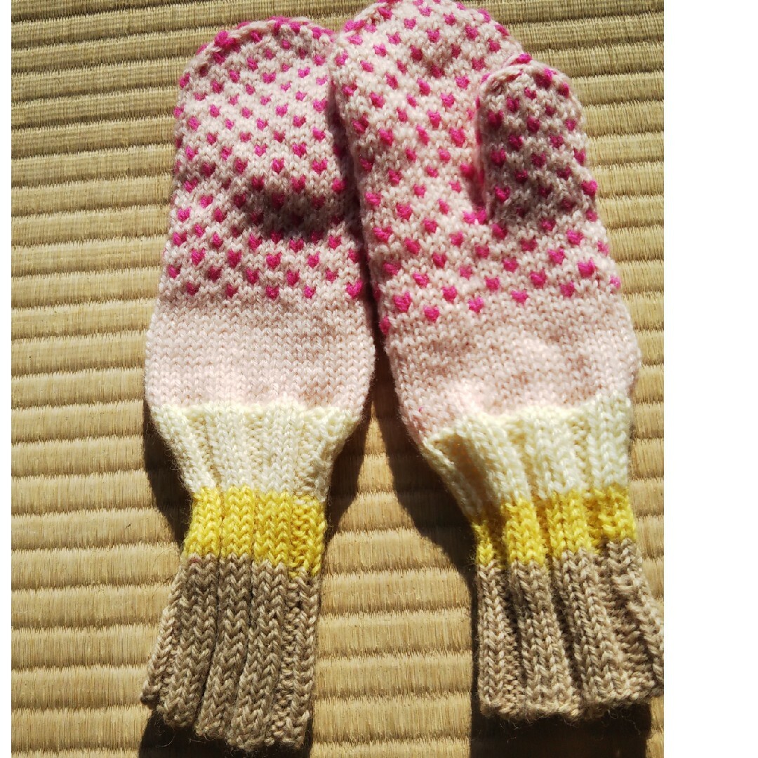 手編みハート柄ミトン ハンドメイドのファッション小物(手袋)の商品写真