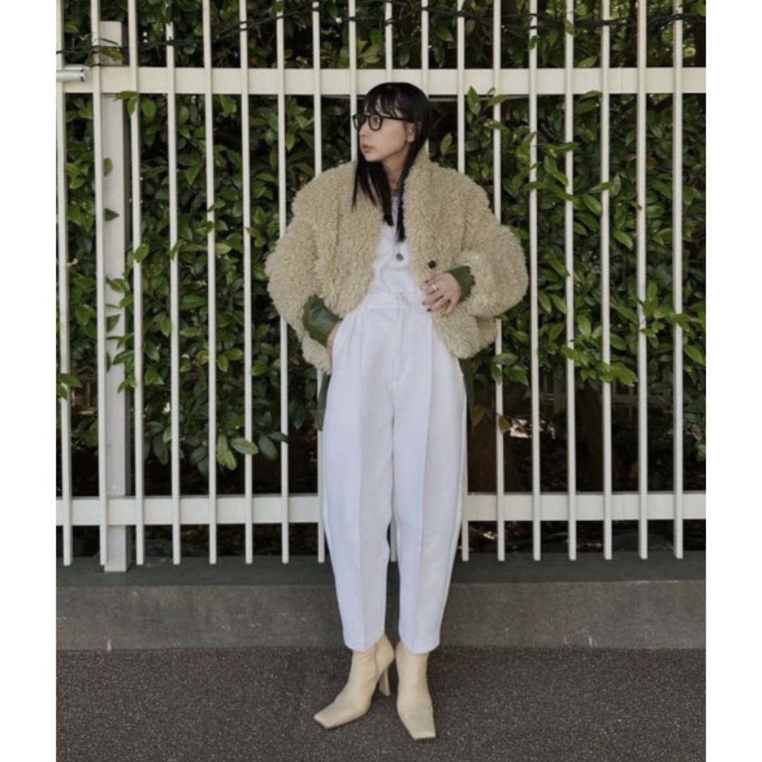 Ameri VINTAGE(アメリヴィンテージ)のREVERSIBLE POODLE BOA JACKET   AMERI レディースのジャケット/アウター(毛皮/ファーコート)の商品写真