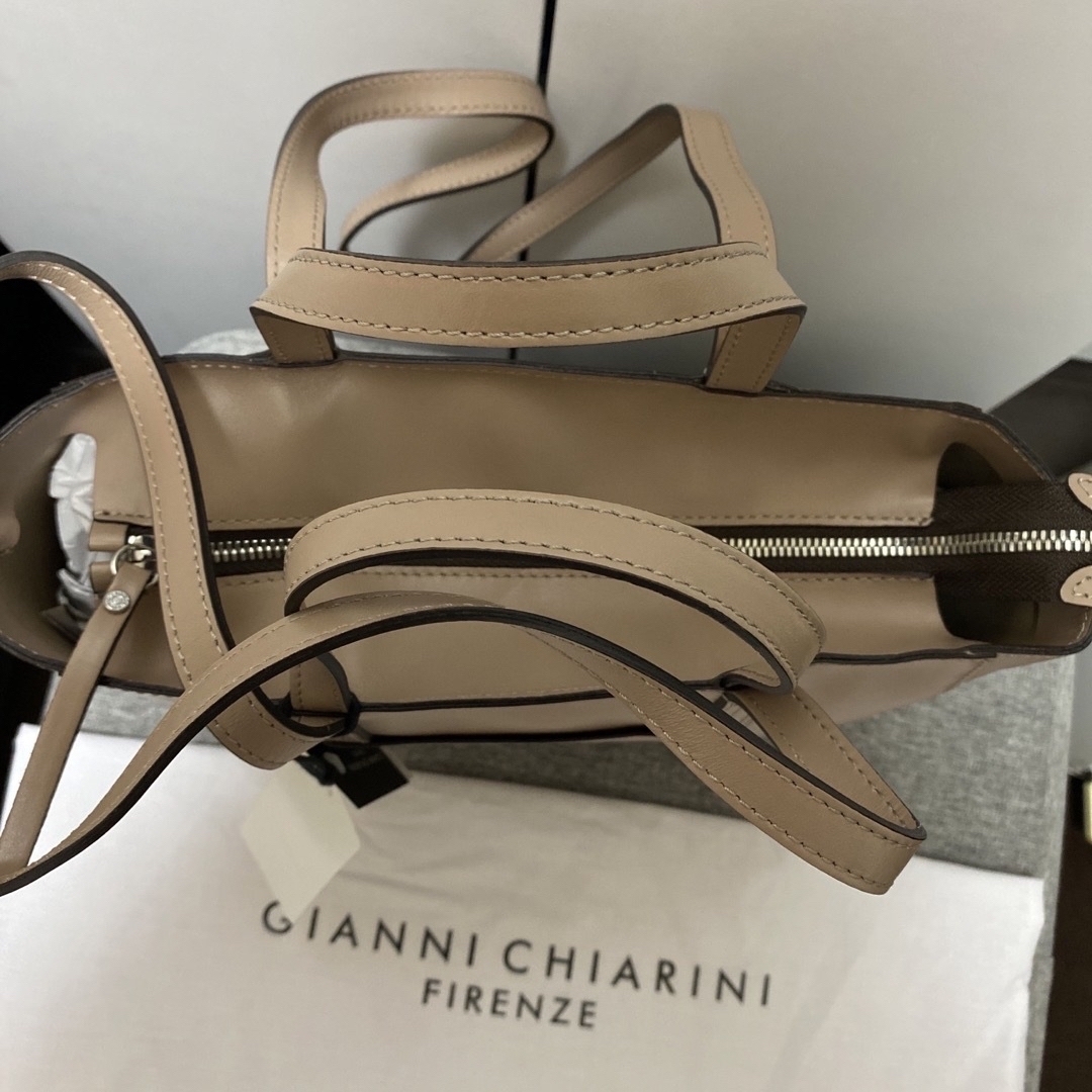 GIANNI CHIARINI(ジャンニキャリーニ)の新品/正規品ジャンニキャリーニ トートバッグ 牛革　スーパーライト XS キャナ レディースのバッグ(ハンドバッグ)の商品写真