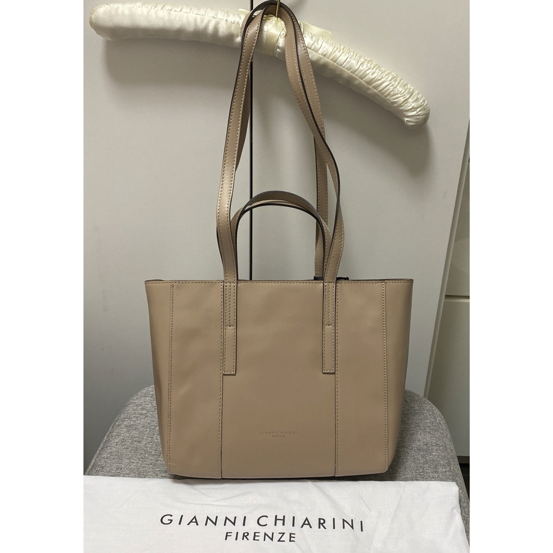 GIANNI CHIARINI(ジャンニキャリーニ)の新品/正規品ジャンニキャリーニ トートバッグ 牛革　スーパーライト XS キャナ レディースのバッグ(ハンドバッグ)の商品写真