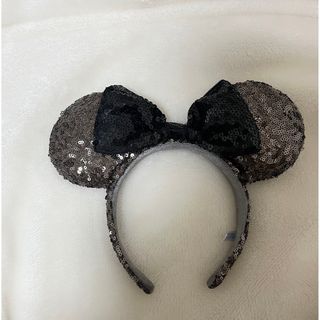 ディズニー(Disney)のディズニー　カチューシャ　スパンコール　黒リボン(カチューシャ)