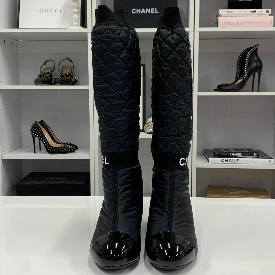 CHANEL(シャネル)の8908 未使用 シャネル ナイロン ココマーク ロゴ マトラッセ ブーツ レディースの靴/シューズ(ブーツ)の商品写真