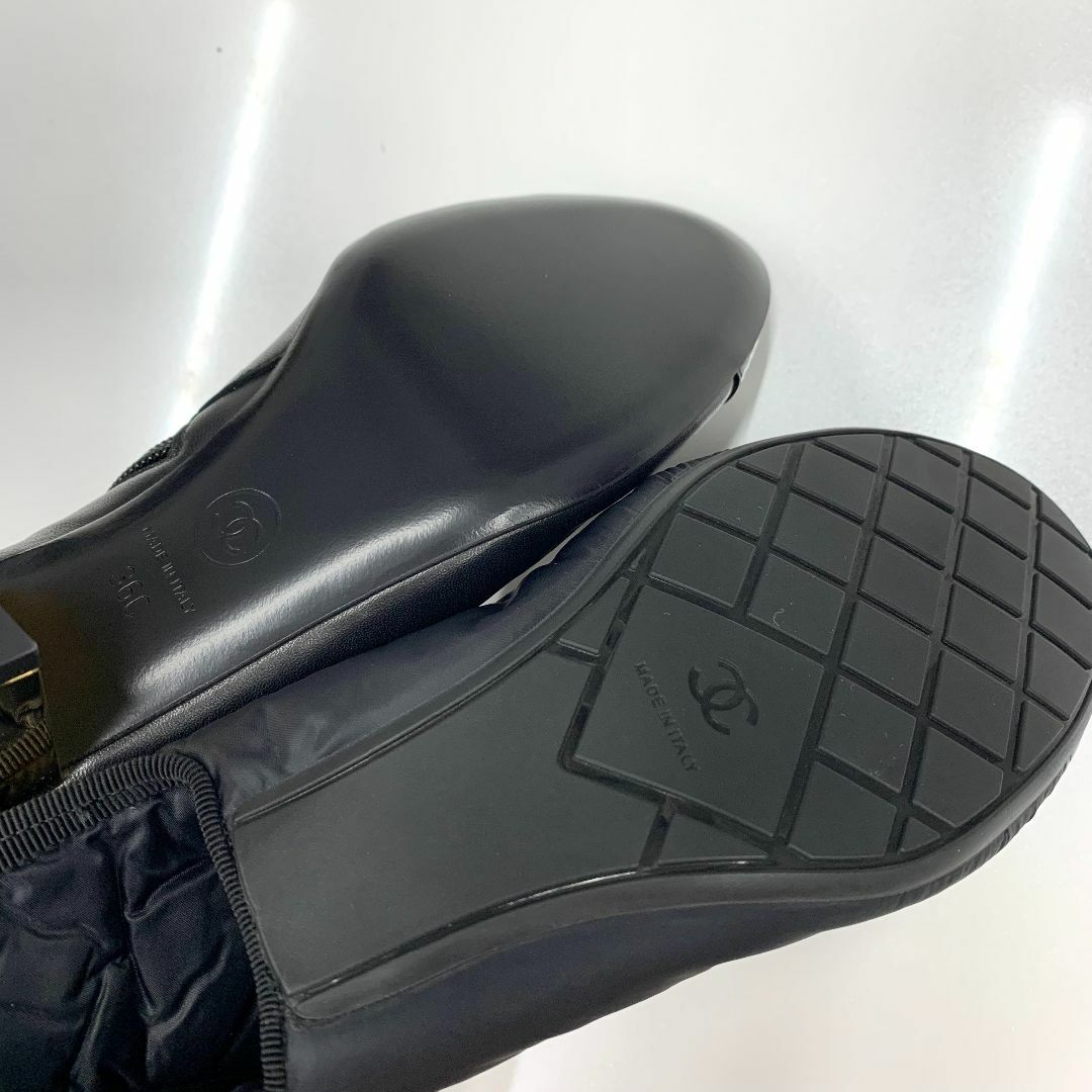 CHANEL(シャネル)の8908 未使用 シャネル ナイロン ココマーク ロゴ マトラッセ ブーツ レディースの靴/シューズ(ブーツ)の商品写真