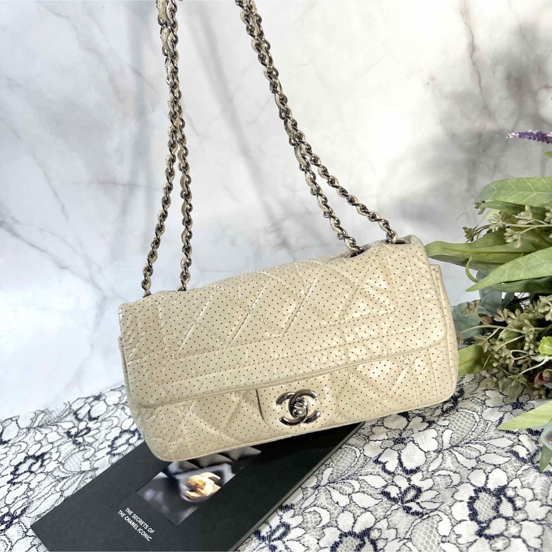 CHANEL(シャネル)のCHANEL シャネル【美品】パンチング マトラッセ チェーンショルダーバッグ レディースのバッグ(ショルダーバッグ)の商品写真