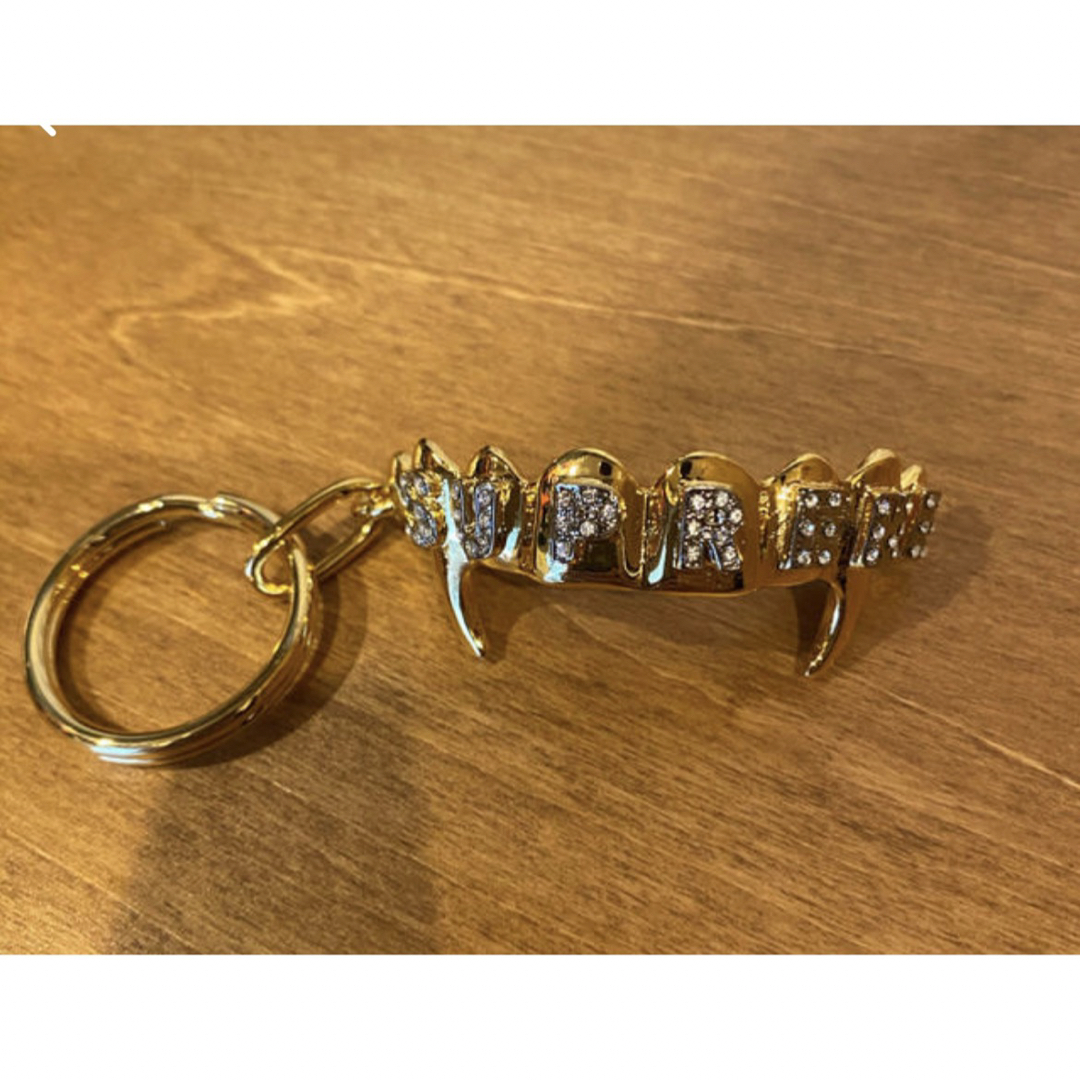 Supreme(シュプリーム)のSupreme Fronts Keychain "Gold" メンズのファッション小物(キーホルダー)の商品写真