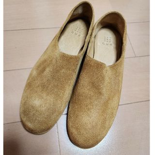 ヤエカ(YAECA)のque shoes plain  ベロア　ベージュ　Mサイズ(ローファー/革靴)